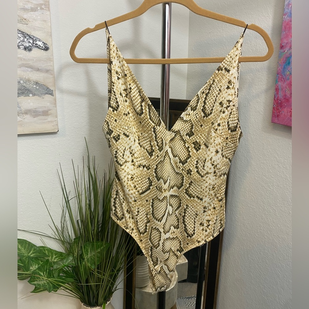 ASTR Double V Bodysuit Size S
